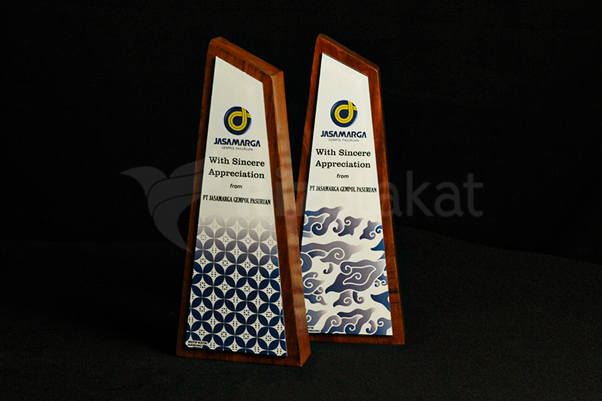 Pentingnya Plakat Kayu dalam Memperkuat Hubungan Kerja Sama Bisnis