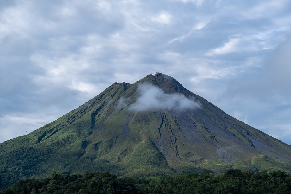 Mengapa Gunung Berapi yang Tampak Tenang Bisa Tiba-Tiba Meletus Ini Penjelasan Ilmiahnya
